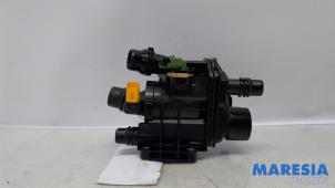 Gebruikte Thermostaathuis Peugeot 308 SW (L4/L9/LC/LJ/LR) 1.2 12V e-THP PureTech 110 Prijs € 39,99 Margeregeling aangeboden door Maresia Parts
