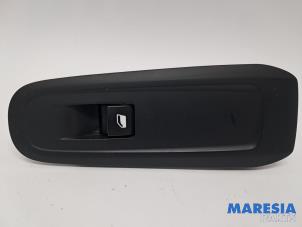 Gebruikte Schakelaar Elektrisch Raam Peugeot 308 SW (L4/L9/LC/LJ/LR) 1.6 BlueHDi 120 Prijs € 15,00 Margeregeling aangeboden door Maresia Parts