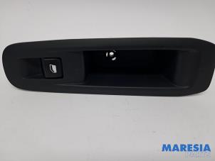 Gebruikte Schakelaar Elektrisch Raam Peugeot 308 SW (L4/L9/LC/LJ/LR) 1.6 BlueHDi 120 Prijs € 15,00 Margeregeling aangeboden door Maresia Parts