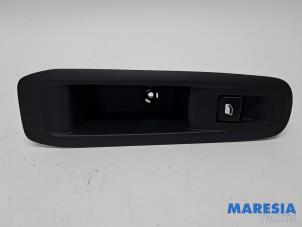 Gebruikte Schakelaar Elektrisch Raam Peugeot 308 SW (L4/L9/LC/LJ/LR) 1.6 BlueHDi 120 Prijs € 15,00 Margeregeling aangeboden door Maresia Parts
