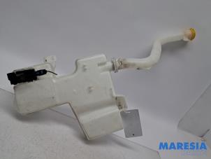 Gebruikte Ruitensproeiertank voor Nissan NV 300 1.6 dCi 95 Prijs € 42,35 Inclusief btw aangeboden door Maresia Parts