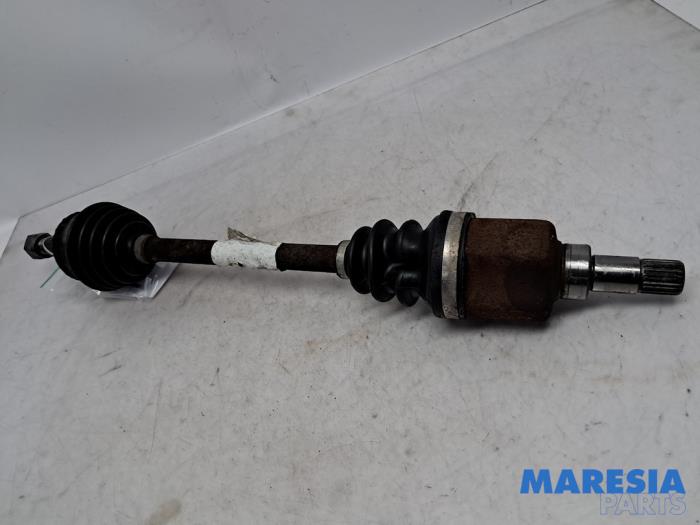Gebruikte Aandrijfas links-voor Peugeot 208 I (CA/CC/CK/CL) 1.4 16V Prijs € 59,99 Margeregeling aangeboden door Maresia Parts