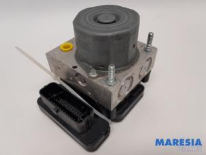 Gebruikte ABS Pomp Renault Twingo III (AH) 1.0 SCe 70 12V Prijs € 99,99 Margeregeling aangeboden door Maresia Parts