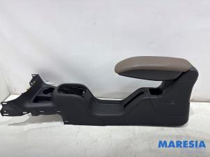 Gebruikte Armleuning Citroen C4 Cactus (0B/0P) 1.2 PureTech 110 12V Prijs € 150,00 Margeregeling aangeboden door Maresia Parts