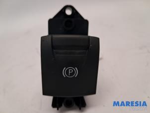 Gebruikte Schakelaar handrem Renault Megane III Grandtour (KZ) 1.2 16V TCE 115 Prijs € 14,99 Margeregeling aangeboden door Maresia Parts