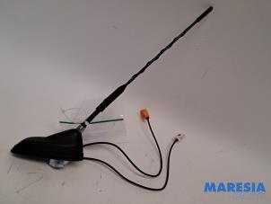 Gebruikte Antenne Opel Corsa F (UB/UH/UP) 1.2 Turbo 12V 130 Prijs € 14,99 Margeregeling aangeboden door Maresia Parts