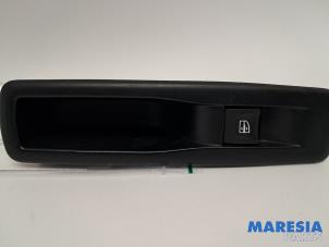 Gebruikte Schakelaar Elektrisch Raam Renault Megane III Grandtour (KZ) 1.2 16V TCE 115 Prijs € 10,00 Margeregeling aangeboden door Maresia Parts