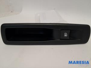 Gebruikte Schakelaar Elektrisch Raam Renault Megane III Grandtour (KZ) 1.2 16V TCE 115 Prijs € 10,00 Margeregeling aangeboden door Maresia Parts