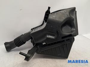 Gebruikte Luchtfilterhuis Renault Twingo III (AH) 1.0 SCe 70 12V Prijs € 35,00 Margeregeling aangeboden door Maresia Parts