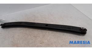 Gebruikte Reactiestang rechts-achter Renault Twingo III (AH) 1.0 SCe 70 12V Prijs € 30,00 Margeregeling aangeboden door Maresia Parts