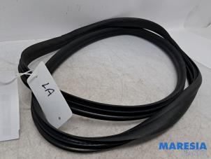 Gebruikte Deurrubber 4Deurs links-achter Renault Twingo III (AH) 1.0 SCe 70 12V Prijs € 30,00 Margeregeling aangeboden door Maresia Parts