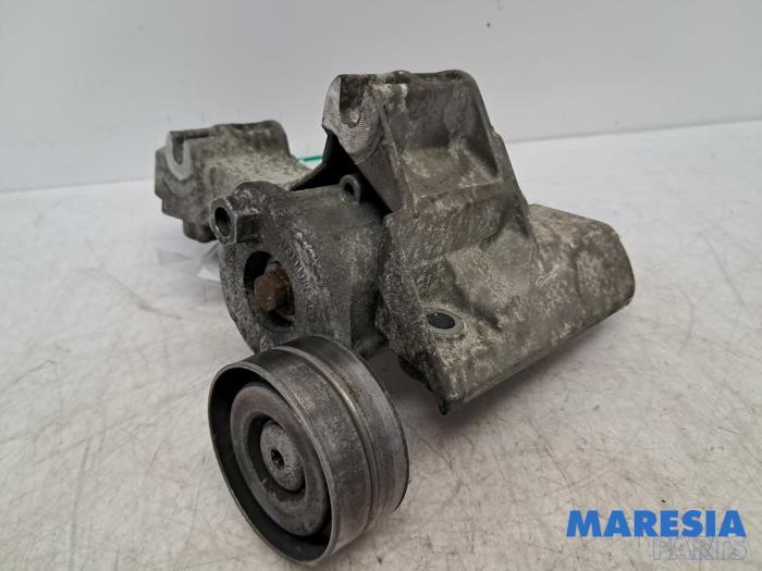 Gebruikte Dynamosteun boven Renault Grand Scénic III (JZ) 1.4 16V TCe 130 Prijs € 25,00 Margeregeling aangeboden door Maresia Parts