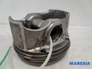 Gebruikte Zuiger Renault Grand Scénic III (JZ) 1.4 16V TCe 130 Prijs € 65,00 Margeregeling aangeboden door Maresia Parts