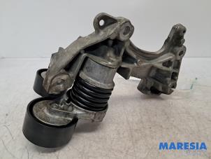 Gebruikte Dynamosteun boven Renault Megane III Grandtour (KZ) 1.2 16V TCE 115 Prijs € 50,00 Margeregeling aangeboden door Maresia Parts