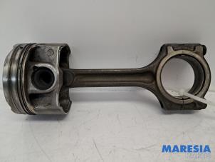 Gebruikte Drijfstang Renault Megane III Grandtour (KZ) 1.2 16V TCE 115 Prijs € 60,00 Margeregeling aangeboden door Maresia Parts