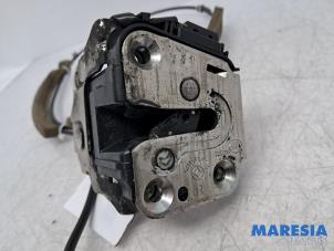 Gebruikte Schuifdeur Slotmechaniek rechts Renault Master III (MA/MB/MC/MD/MH/MF/MG/MH) 2.3 dCi 16V Prijs € 84,70 Inclusief btw aangeboden door Maresia Parts