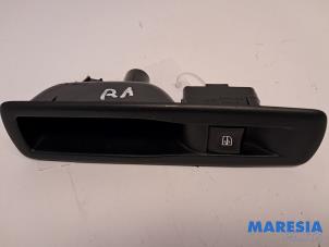 Gebruikte Schakelaar Elektrisch Raam Renault Grand Scénic III (JZ) 2.0 16V CVT Prijs € 10,00 Margeregeling aangeboden door Maresia Parts