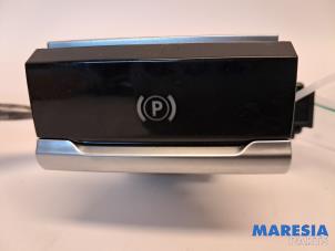 Gebruikte Schakelaar handrem Citroen C4 Picasso (3D/3E) 1.6 16V THP 155 Prijs € 20,00 Margeregeling aangeboden door Maresia Parts