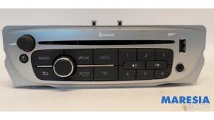 Gebruikte Radio CD Speler Renault Grand Scénic III (JZ) 2.0 16V CVT Prijs € 100,00 Margeregeling aangeboden door Maresia Parts