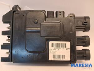 Gebruikte Spanningsregelaar Renault Grand Scénic III (JZ) 2.0 16V CVT Prijs € 20,00 Margeregeling aangeboden door Maresia Parts