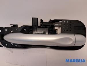 Gebruikte Portiergreep 4Deurs rechts-achter Renault Grand Scénic III (JZ) 2.0 16V CVT Prijs € 25,00 Margeregeling aangeboden door Maresia Parts
