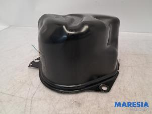 Gebruikte Versnellingsbakdeksel Renault Captur (2R) 0.9 Energy TCE 12V Prijs € 25,00 Margeregeling aangeboden door Maresia Parts