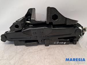 Gebruikte Krikset Renault Megane III Grandtour (KZ) 2.0 16V CVT Prijs € 65,00 Margeregeling aangeboden door Maresia Parts