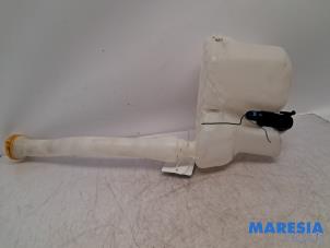 Gebruikte Ruitensproeiertank voor Renault Master III (FV) 2.3 dCi 170 16V FWD Prijs € 36,30 Inclusief btw aangeboden door Maresia Parts