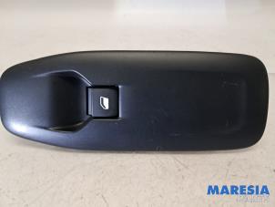 Gebruikte Ruit schakelaar elektrisch Peugeot 208 I (CA/CC/CK/CL) 1.2 Vti 12V PureTech 82 Prijs € 15,00 Margeregeling aangeboden door Maresia Parts