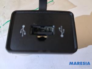 Gebruikte AUX/USB aansluiting Alfa Romeo 159 Sportwagon (939BX) 1.8 TBi 16V Prijs € 15,00 Margeregeling aangeboden door Maresia Parts