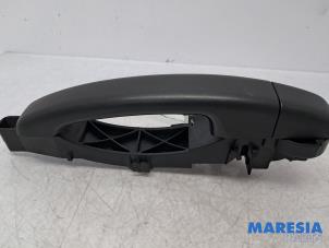 Gebruikte Deurgreep 2Deurs rechts Renault Master III (FV) 2.3 dCi 170 16V FWD Prijs € 72,60 Inclusief btw aangeboden door Maresia Parts