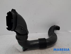 Gebruikte Luchtinlaat slang Renault Clio IV (5R) 0.9 Energy TCE 90 12V Prijs € 19,99 Margeregeling aangeboden door Maresia Parts