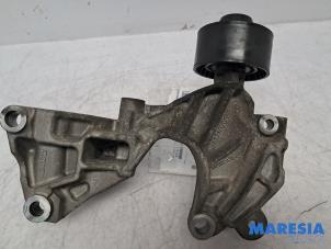 Gebruikte Dynamosteun onder Renault Twingo III (AH) 1.0 SCe 70 12V Prijs € 25,00 Margeregeling aangeboden door Maresia Parts