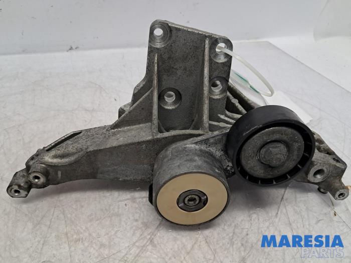 Gebruikte Dynamosteun boven Alfa Romeo Giulietta (940) 1.4 TB 16V MultiAir Prijs € 49,95 Margeregeling aangeboden door Maresia Parts