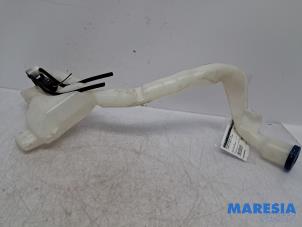 Gebruikte Ruitensproeiertank voor Citroen C4 Cactus (0B/0P) 1.2 PureTech 110 12V Prijs € 25,00 Margeregeling aangeboden door Maresia Parts