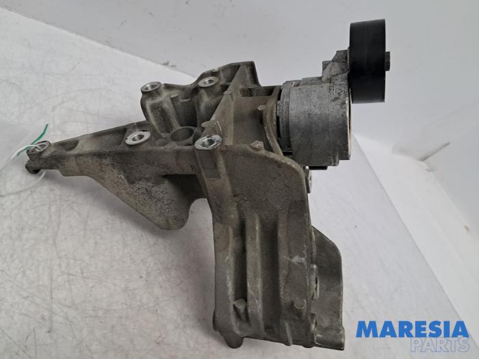 Gebruikte Dynamosteun boven Alfa Romeo 159 Sportwagon (939BX) 1.8 TBi 16V Prijs € 34,99 Margeregeling aangeboden door Maresia Parts