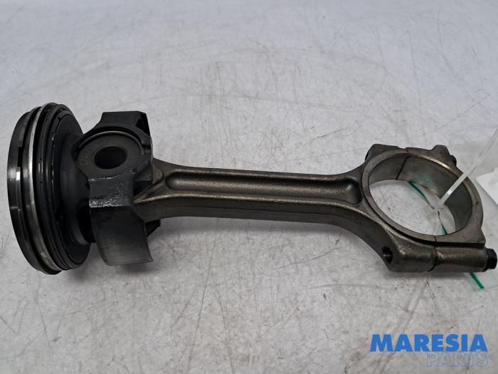 Gebruikte Drijfstang Renault Master III (MA/MB/MC/MD/MH/MF/MG/MH) 2.3 dCi 135 16V FWD Prijs € 151,25 Inclusief btw aangeboden door Maresia Parts
