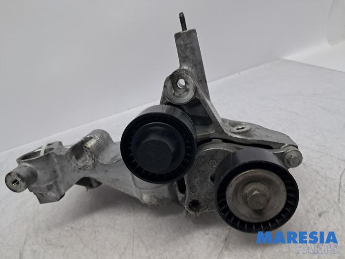 Gebruikte Dynamosteun boven Renault Master III (MA/MB/MC/MD/MH/MF/MG/MH) 2.3 dCi 135 16V FWD Prijs € 54,45 Inclusief btw aangeboden door Maresia Parts