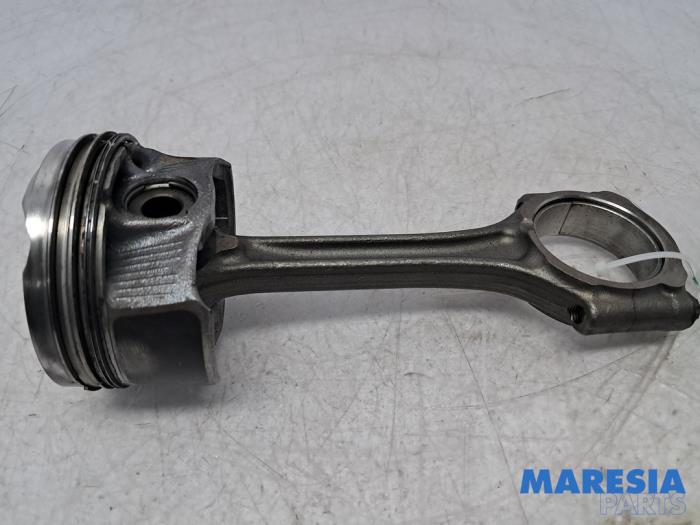 Gebruikte Drijfstang Peugeot 5008 II (M4/MC/MJ/MR) 1.2 12V e-THP PureTech 130 Prijs € 49,99 Margeregeling aangeboden door Maresia Parts