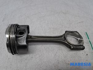 Gebruikte Drijfstang Peugeot 5008 II (M4/MC/MJ/MR) 1.2 12V e-THP PureTech 130 Prijs € 49,99 Margeregeling aangeboden door Maresia Parts