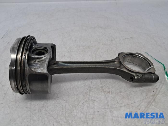 Gebruikte Drijfstang Peugeot 5008 II (M4/MC/MJ/MR) 1.2 12V e-THP PureTech 130 Prijs € 49,99 Margeregeling aangeboden door Maresia Parts