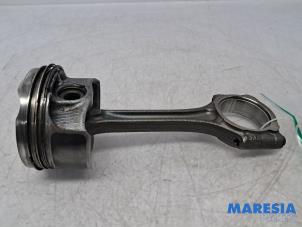 Gebruikte Drijfstang Peugeot 5008 II (M4/MC/MJ/MR) 1.2 12V e-THP PureTech 130 Prijs € 49,99 Margeregeling aangeboden door Maresia Parts