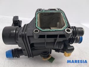 Gebruikte Thermostaathuis Peugeot 5008 II (M4/MC/MJ/MR) 1.2 12V e-THP PureTech 130 Prijs € 39,99 Margeregeling aangeboden door Maresia Parts
