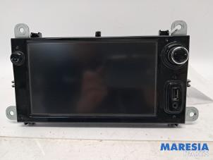 Gebruikte Display Multi Media regelunit Renault Clio IV (5R) 0.9 Energy TCE 90 12V Prijs € 200,00 Margeregeling aangeboden door Maresia Parts