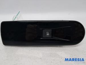 Gebruikte Ruit schakelaar elektrisch Renault Clio IV (5R) 0.9 Energy TCE 90 12V Prijs € 10,00 Margeregeling aangeboden door Maresia Parts