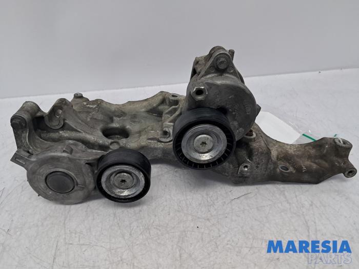 Gebruikte Dynamosteun boven Citroen Jumpy 2.0 Blue HDI 180 Prijs € 108,89 Inclusief btw aangeboden door Maresia Parts