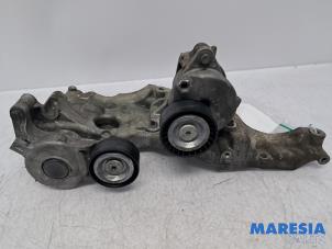 Gebruikte Dynamosteun boven Citroen Jumpy 2.0 Blue HDI 180 Prijs € 108,89 Inclusief btw aangeboden door Maresia Parts