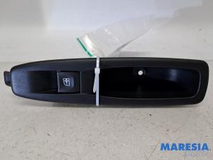 Gebruikte Raam schakelaar elektrisch Renault Clio IV (5R) 0.9 Energy TCE 90 12V Prijs € 10,00 Margeregeling aangeboden door Maresia Parts