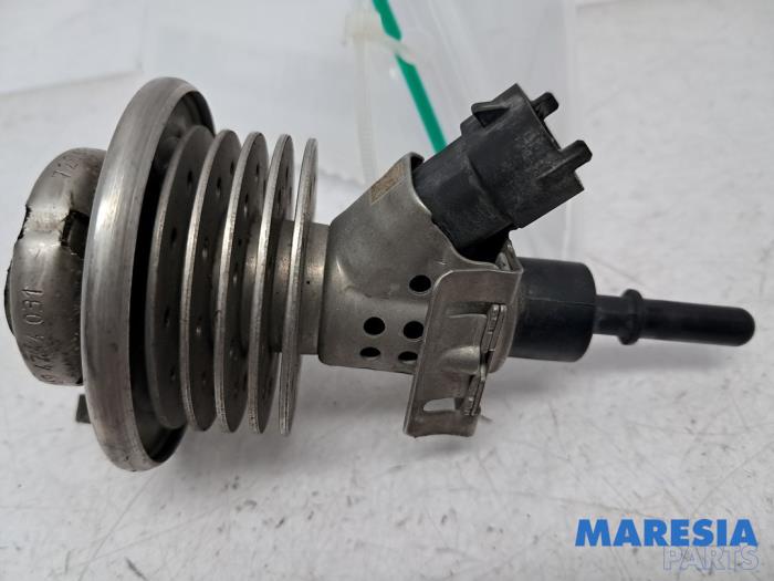 Gebruikte Adblue injector Renault Trafic (1FL/2FL/3FL/4FL) 1.6 dCi 125 Twin Turbo Prijs € 151,19 Inclusief btw aangeboden door Maresia Parts