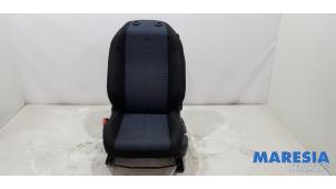 Gebruikte Stoel links Peugeot 208 II (UB/UH/UP) 1.2 Vti 12V 82 Prijs € 199,99 Margeregeling aangeboden door Maresia Parts
